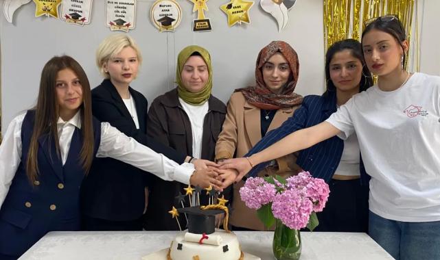 Kocaeli Beyaz Kalpler’de mezuniyet sevinci