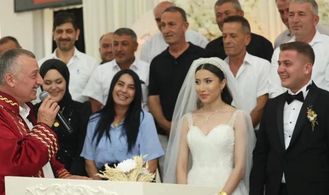 Kocaeli’de düğüne gitti, vatandaşla sohbet etti