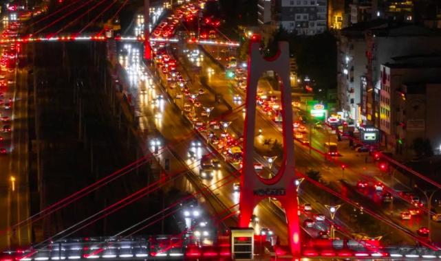 Kocaeli’de üst geçitler al bayrağın renkleriyle ışıldadı