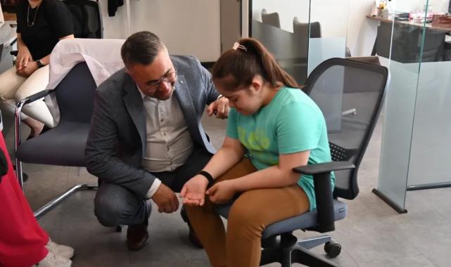 Manisa’da ‘Ben Buradayım’ akıllı bileklikleri dağıtılıyor