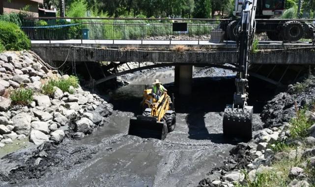 MASKİ’den Atatürk Kent Parkı’ndaki derede temizlik çalışması