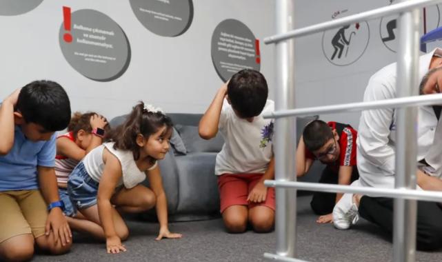 Mersin’de Mercan Bilim Merkezi’nde çocuklara afet bilinci eğitimi