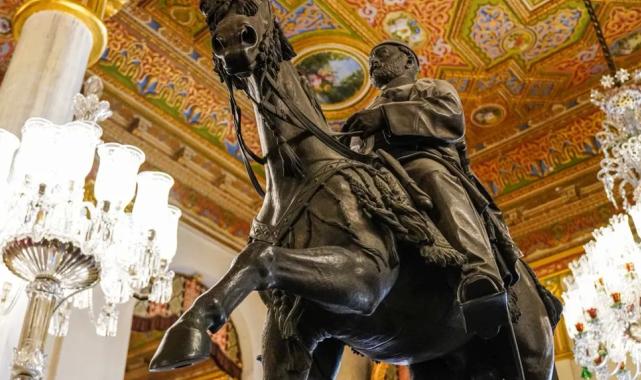 Sultan Abdülaziz’in atlı heykeli Beylerbeyi’nde ziyaretçilerini bekliyor