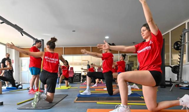 Antalya’da ‘Paşanın Sultanları’ lige iddialı hazırlanıyor