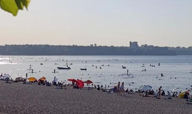 Antalya’da sıcaktan bunalanlar o plaja akın etti!