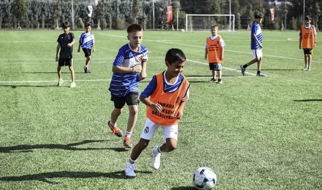 Başkentli minikler yaz tatilinde futbolla buluştu