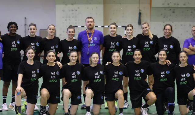 Bursa Büyükşehirli kadın hentbolcular süper kupa sınavında