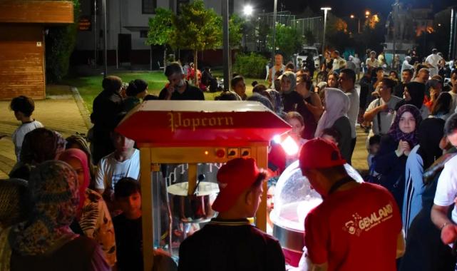 Bursa Gemlik’te yaz akşamlarına açık hava sinema keyfi