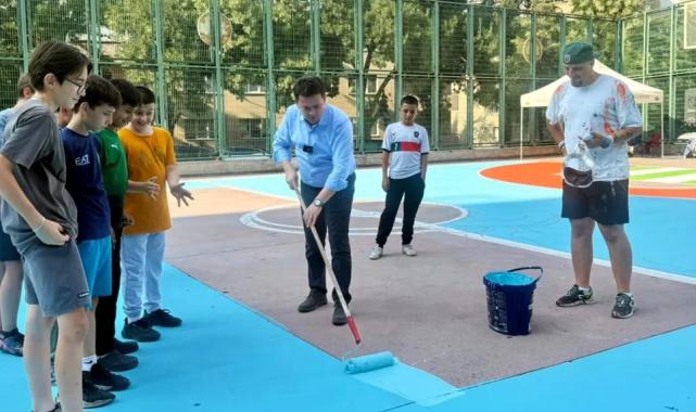 Bursa Osmangazi’de Başkan Aydın gençlerle basketbol sahası boyadı