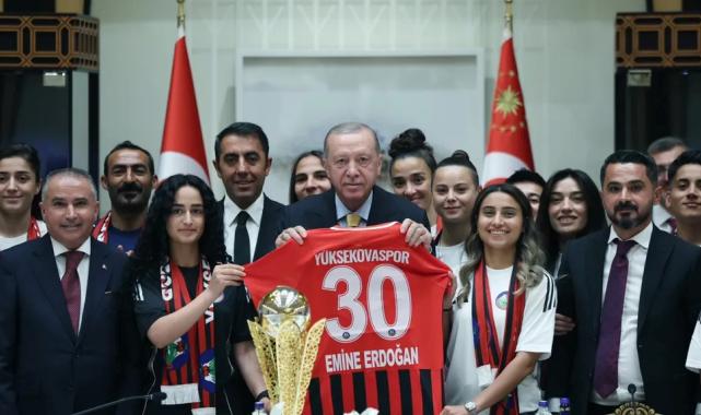 Cumhurbaşkanı Erdoğan, Yüksekovaspor Kadın Futbol Takımı’nı ağırladı