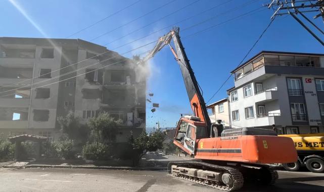 Derince’de ağır hasarlı binaya ilk kepçe