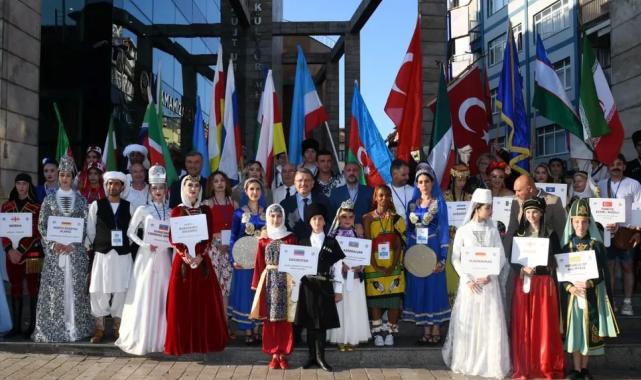 Dünya barışı için horon ile el ele