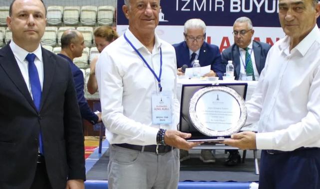 İzmir Büyükşehir Spor Kulübü’nde bayrak değişimi