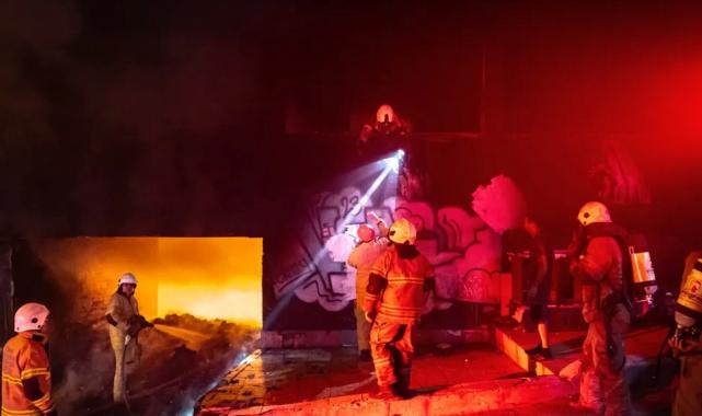 İzmir İtfaiyesi Konak’taki yangında iki kişiyi kurtardı