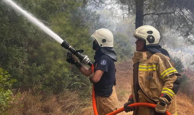 İzmir İtfaiyesi Menderes’te alevlerle mücadele ediyor