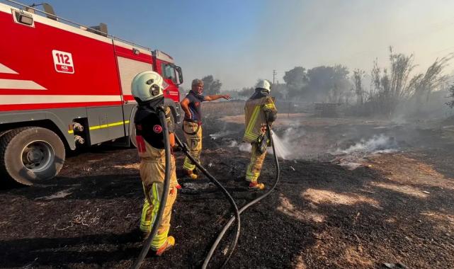 İzmir Menemen’deki ot yangını fabrikalara sıçramadan kontrol altında
