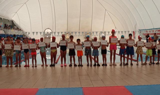 İzmit Yüzme Bilmeyen Kalmasın Projesinde sertifika heyecanı