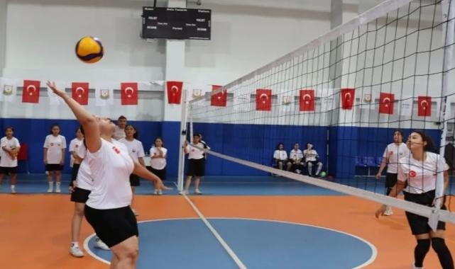 Kız çocuklarından voleybol kursuna yoğun ilgi