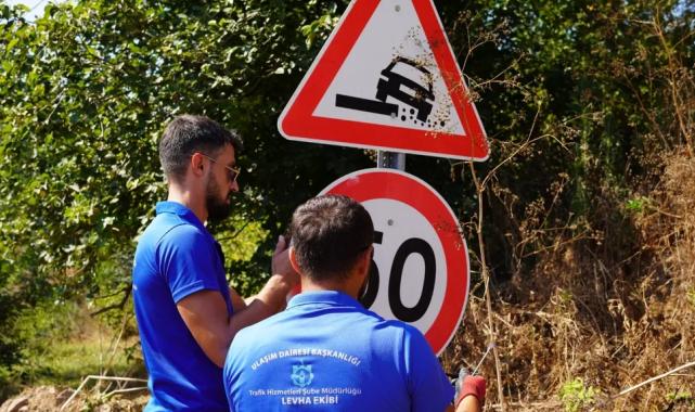 Kocaeli kırsalında ulaşım levhaları yenileniyor