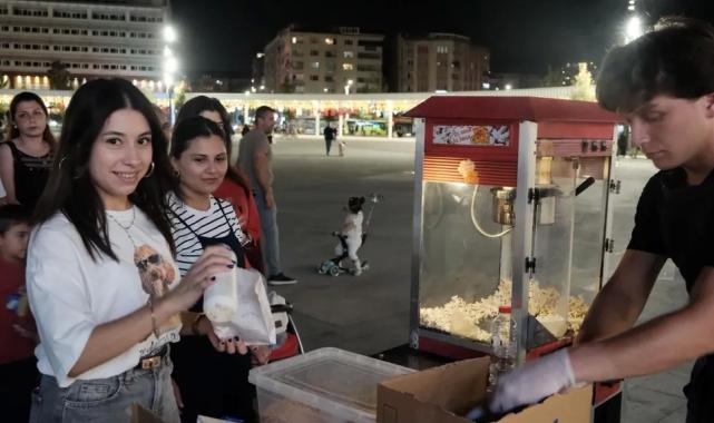 Kocaeli’nde sinema keyfi Milli İrade Meydanı’nda yaşanıyor