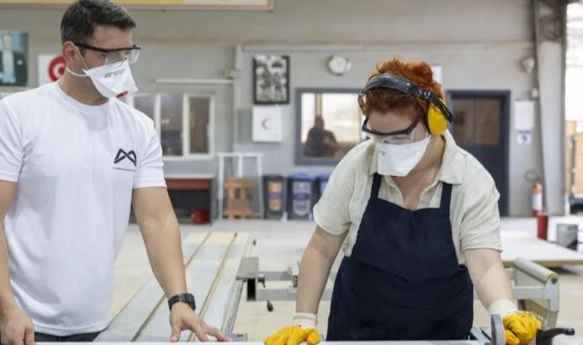 Mersin’de geleceğin mobilya ustaları yetişiyor