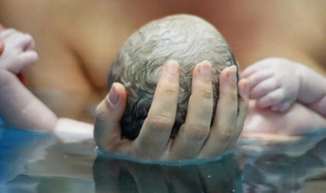 Suda doğum giderek yaygınlaşıyor… Suda doğumla ilgili merak edilenler