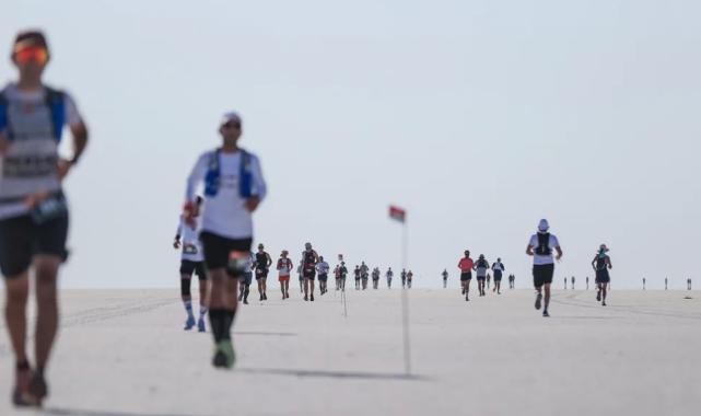 Tuz Gölü’nün sonsuz beyazlığında koştular!