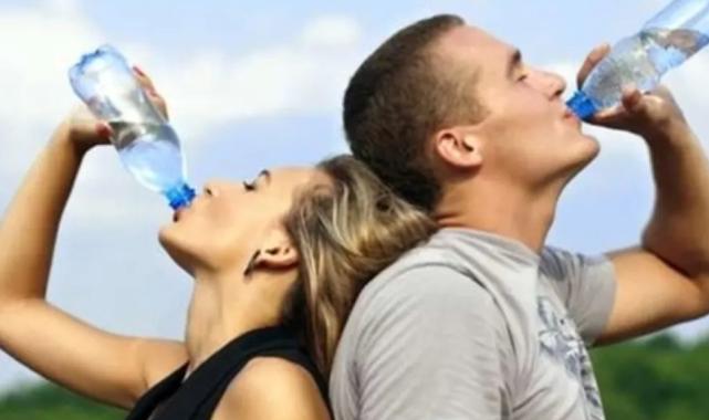 Yaz aylarında böbrek taşı riskine karşı bol su tüketin!