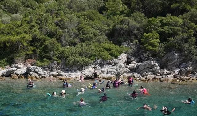 Yüzme öğrenen kadınlar Marmaris’te denizle buluştu