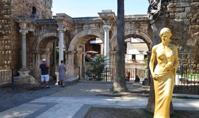 ANtalya’da ‘Venüs’ heykelleri kenti süslemeye başladı