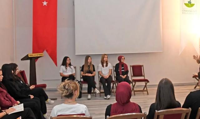 Bursa’da Osmangazi Belediyesi okutarak öğretiyor