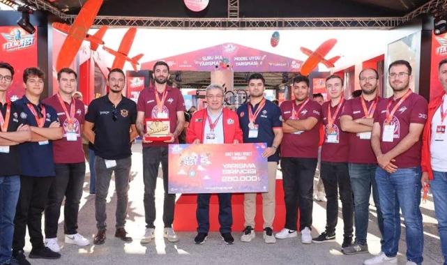 Dokuz Eylüllü öğrenciler başarılarıyla göğüsleri kabarttı