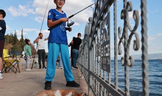 Eskihisar Sahili’nde baba-çocuk balık tuttular