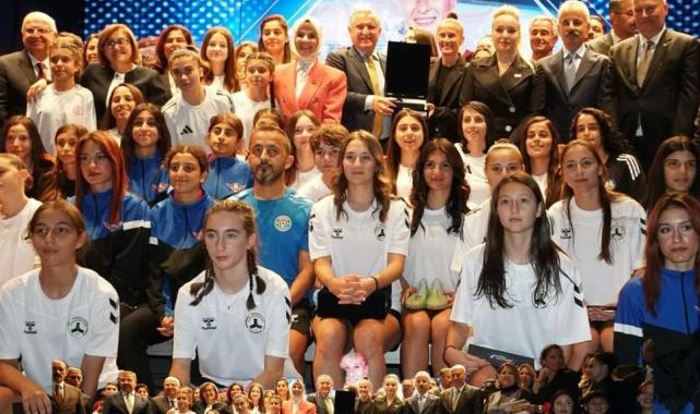II. Kristal Ayaklar’da futbolun kraliçeleri ödüllendirildi