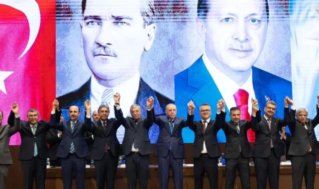 İki belediye başkanı AK Parti’ye katıldı… Rozetleri Erdoğan taktı!