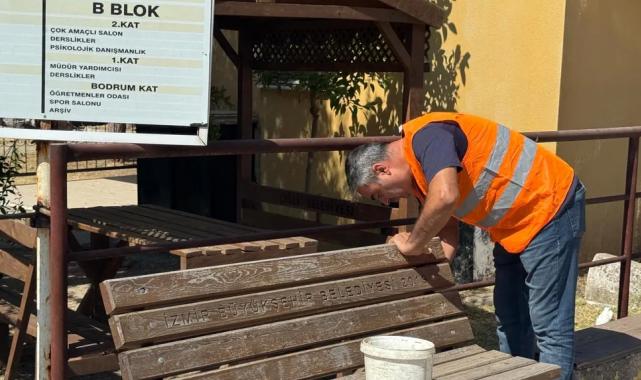 İzmir Çiğli’de okul bahçeleri yeni dönem öncesi yenilendi