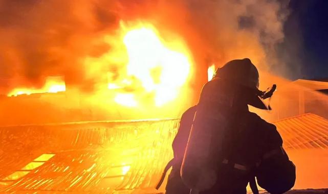 İzmir İtfaiyesi fabrikayı saran alevleri söndürdü