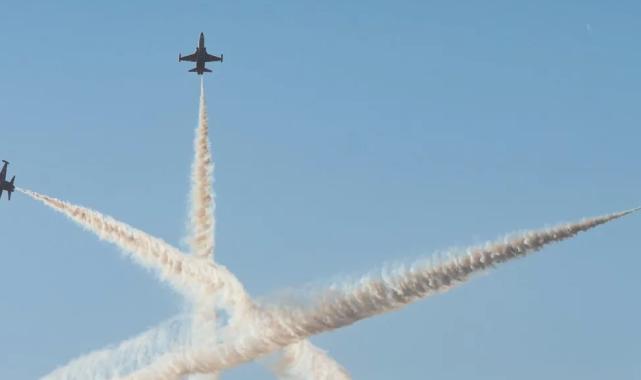 İzmir semalarında ‘kurtuluş’ coşkusu