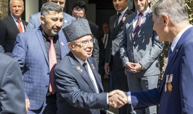 İzmir’de Başkan Tugay babasının madalyaları ile gazileri ağırladı