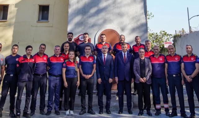 İzmir’de Başkan Tugay’dan itfaiye personeline ziyaret
