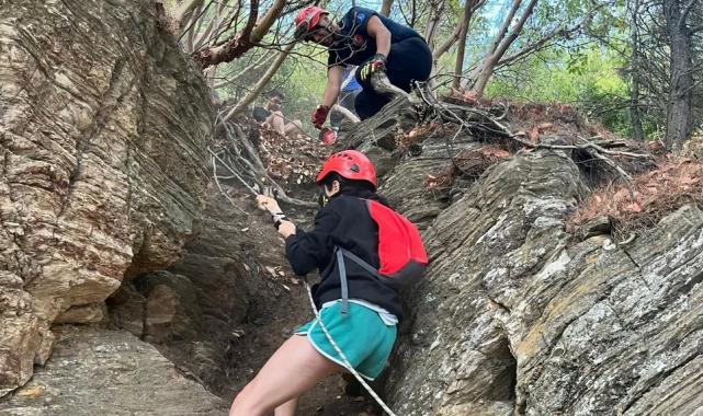 İzmir’de kayalıklarda mahsur kalan üç gence itfaiye müdahalesi