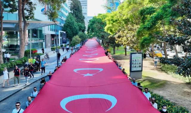 İzmir’de sessiz saygı: 350 metrelik Türk Bayrağıyla Zafer yürüyüşü