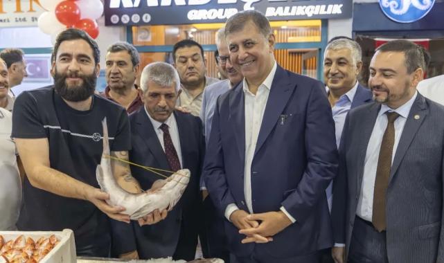 İzmir’de sezonun ilk balıkları mezatta satıldı