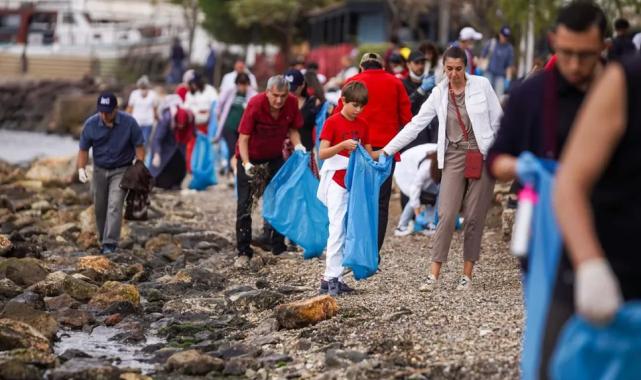İzmirlilerden rekor için kıyı temizliği