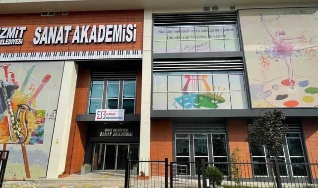 İzmit Belediyesi Sanat Akademisi’nde tiyatro heyecanı başlıyor