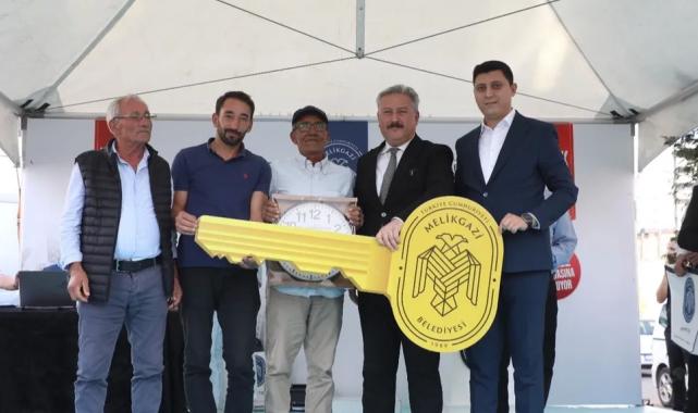 Kayseri Melikgazi Battalgazi’de 300 daire teslim etti