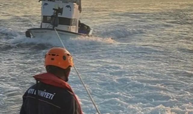 Lapseki’de sürüklenen tekne kurtarıldı