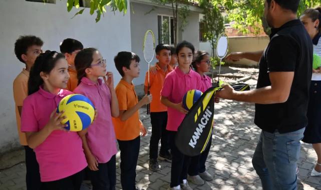 Manisa’da öğrencilere spor malzeme desteği