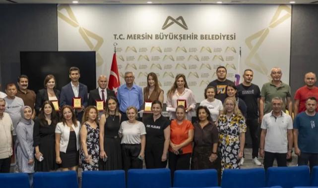 Mersin Büyükşehir’de görevde yükselen 22 personele plaket takdimi