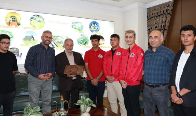 Mustafa Yalçın’a TEKNOFEST öğrencilerinden ziyaret